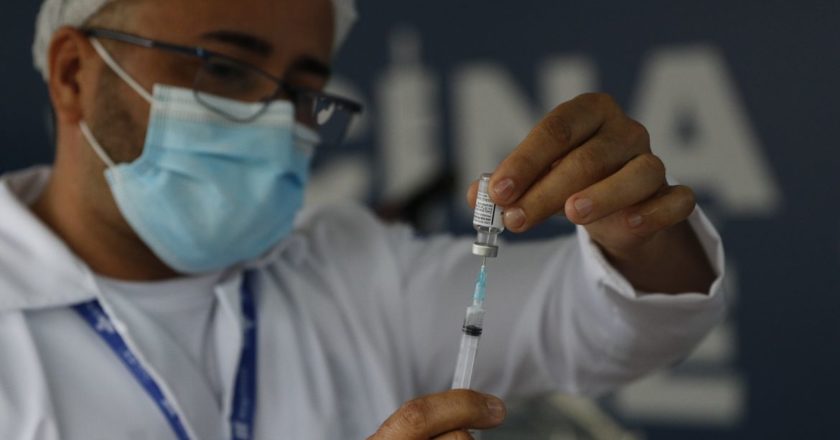 Profissional de saúde prepara seringa com vacina contra a covid-19