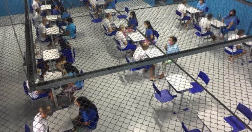imagem mostra detentos do sistema prisional recebendo visita de familiares, após retomada das visitas